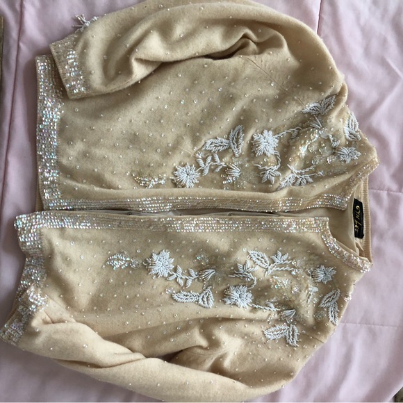 Beautiful vintage sweater- probably 70 yrs old— very good condition- - Picture 8 of 10